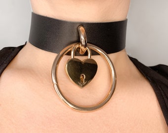 Collana girocollo in pelle con grande o ring e lucchetto a cuore color oro