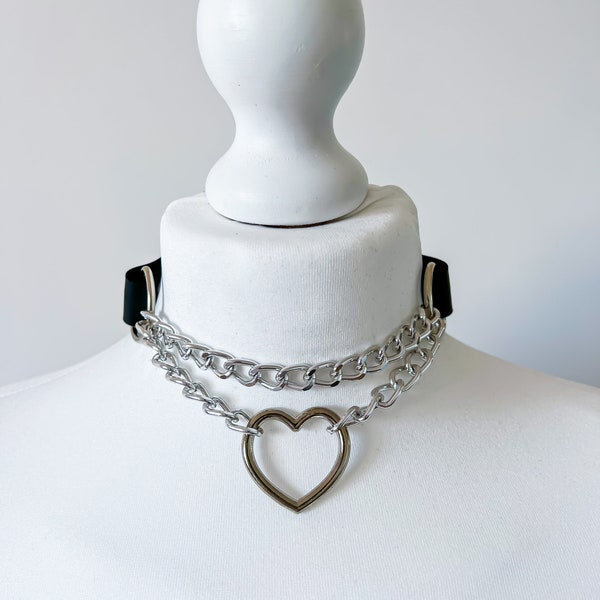 Collier ras de cou en cuir avec chaîne et coeur ; noir, rose ou rouge