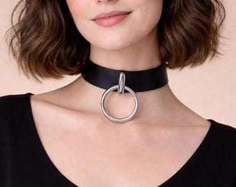 Colar gargantilha de couro com argola e fivela.