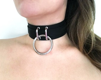 Colar gargantilha de couro preto com guia