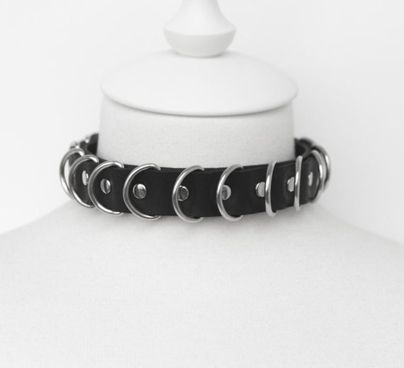 Leather choker with d rings buckle closure