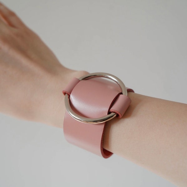 Bracelet O ring en cuir rose ; large bracelet en cuir; bracelet cuir femme;