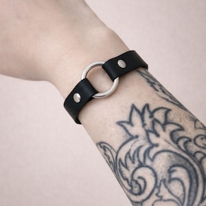 Bracciale in pelle con anello a O; braccialetto unisex