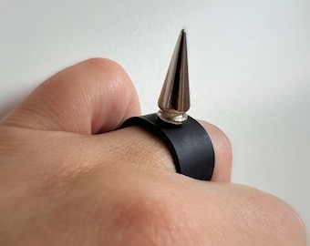Anillo de cuero con pincho