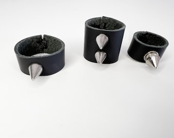 Anillo de cuero con pincho