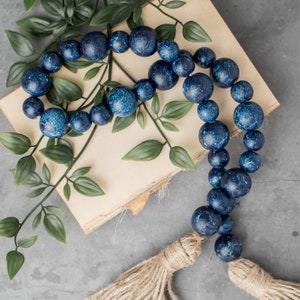 Guirlande de perles en bois bleu, guirlande de perles en bois, décoration nautique, décoration d'intérieur moderne