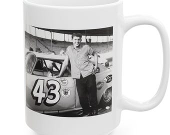 Peut inclure: Mug en céramique blanche avec une image en noir et blanc d'une voiture de course et d'un homme. La voiture porte le numéro 43. La tasse a une grande anse et convient aux boissons chaudes ou froides.