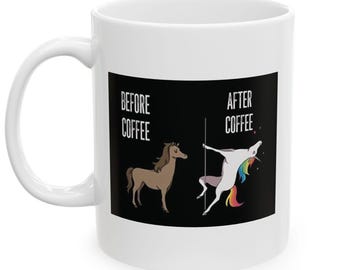 Peut inclure: Mug à café en céramique blanche avec un graphisme noir. Le graphisme montre un cheval marron intitulé "Avant le café" et une licorne blanche faisant de la pole dance intitulée "Après le café". La tasse a une anse blanche.