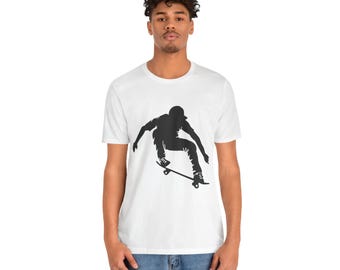 Peut inclure: T-shirt blanc avec une silhouette noire d'une personne faisant du skateboard.