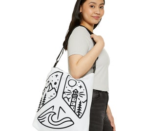 Peut inclure: Un sac fourre-tout en toile blanche avec un motif de signe de paix noir. Le signe de paix est divisé en trois sections, chacune représentant une scène de nature différente : une chaîne de montagnes, un phare et une vague. Le sac a une bandoulière noire réglable.
