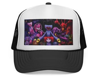 Peut inclure: Casquette de camionneur noire et blanche avec un graphisme coloré de personnages de dessins animés. Le graphisme comprend des personnages dans les tons rose, bleu, rouge et jaune. La casquette a un panneau avant blanc et un dos en maille noire.
