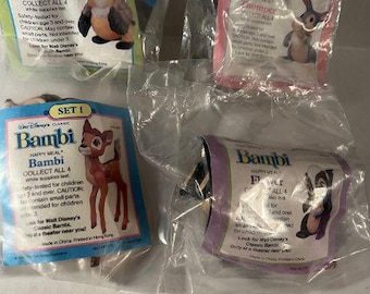 Puede incluir: Cuatro figuras de juguete de plástico de la película de Disney Bambi. Las figuras están empaquetadas en bolsas de plástico transparentes con respaldo de cartón de colores. Los personajes incluyen a Bambi, el búho amigo,  Golpeador y Flor. El empaque incluye el texto "Happy Meal" y "Collect All 4".