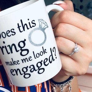 Taza de compromiso: ¿este anillo me hace parecer comprometida? Taza con caja de regalo - Regalo de compromiso - Bride To Be
