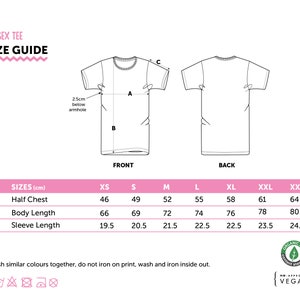 K&ouml;nnte beinhalten: Gr&ouml;&szlig;entabelle f&uuml;r Unisex-T-Shirts mit einer Schwarzwei&szlig;illustration eines T-Shirts. Die Tabelle zeigt die Ma&szlig;e in Zentimetern f&uuml;r die halbe Brust, die K&ouml;rperl&auml;nge und die &Auml;rmell&auml;nge f&uuml;r die Gr&ouml;&szlig;en XS, S, M, L, XL, XXL und XXXL.