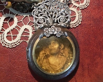 Collier court avec Christ en terre modelée à la main dans un ancien boîtier de montre. Bijoux soudés, collier vintage, bijoux religieux