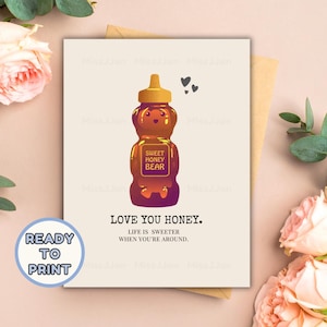 Puede incluir: Una tarjeta de felicitación con una ilustración de un oso de miel. La botella con forma de oso es marrón con una tapa amarilla y las palabras "Sweet Honey Bear". El texto "Love You Honey" y "Life is sweeter when you're around" también están en la tarjeta.