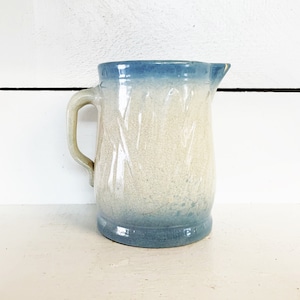 Antica brocca in gres con tema tifa americana, grande brocca per il latte con accenti blu, arredamento da cucina primitivo