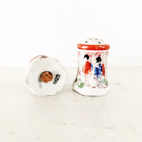 Vintage Hand Painted Japanese Asian Inspired Porcelain China Salt and Pepper Shakers/Japanese Porcelain Salt & Pepper