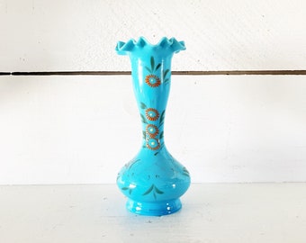 Viktorianische Vase aus blauem Opalglas mit gerüschtem Rand. Antikes viktorianisches handbemaltes Emaille-Blumenmuster aus mundgeblasenem Glas aus dem späten 19. Jahrhundert