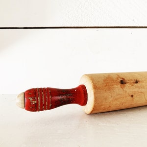 Classic Wooden Rolling Pin with Fading Red Handles/Farmhouse Kitchen Traditional Wooden Rolling Pin/Shabby Chic Vintage Kitchen Rolling Pin