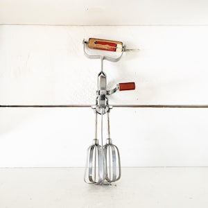 Vintage Fading Red and White Wooden Handled Hand Held Egg Beater/Farmhouse Kitchen Vintage Hand Held Egg Beater/Shabby Chic Kitchen Tool