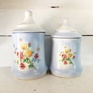 2 Stk. Weiche blaue und weiße Chippy-Keramik-Gelb- und Rosa-Blumen-Themen-Kanister / Shabby Chic-Pastellblau-Kanister