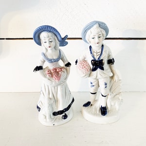 Figurines garçon et fille en porcelaine Ardco vintage, porcelaine du Japon, enfants avec chapeaux, décoration kitsch, figurines en porcelaine blanche avec fleurs roses