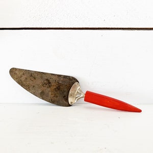 Vintage Androck Red Bakelite Uchwyt do ciasta Łopatka do ciasta Łopatka trójkątna ze stali nierdzewnej Łopatka do ciasta i ciasta