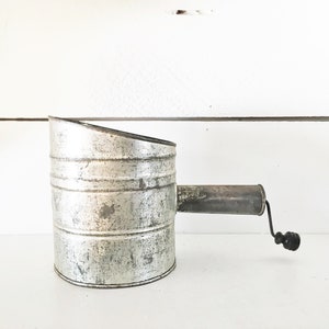 Vintage Nesco 5 Cup Measuring Sifter Farmhouse Kitchen 5 Cup Flour Sifter Shabby Chic Kitchen Tools and Gadgets Vintage Handheld Sifter