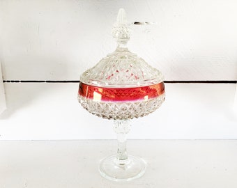 Hoher, überzogener Bonbonteller von Indiana Glass Co. Cranberry Red Flash Diamond Cut Überzogener Kompottsockel-Bonbonteller mit Deckel, Weihnachtsdekor