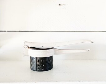 Vintage White Handled Stainless Steel Handheld Ricer Kitchen Metal Potato Handheld Ricer Farmhouse Potato Masher