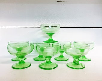 Set von 8 Vintage grünen Uranglas-Dessert-/Sorbet-Tassen mit Fuß/grünem Depressionsglas-Desserttassen/Schalen