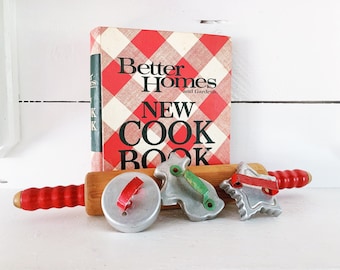 Vintage Bakers Bündel / 1974 5 Ringbuch Ausgabe von Better Homes and Gardens Neues Kochbuch / Rolling & Vintage Cookie Cutters mit rotem Griff