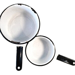Adorable juego de dos ollas blancas con un ligero toque de granito y borde negro para cocinar/ollas de cocina esmaltadas estilo granja para estufa.