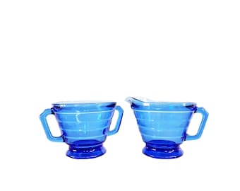 Juego de crema y azúcar Atlas Hazel en tono azul cobalto Moderntone, cremera y azucarero de vidrio azul transparente