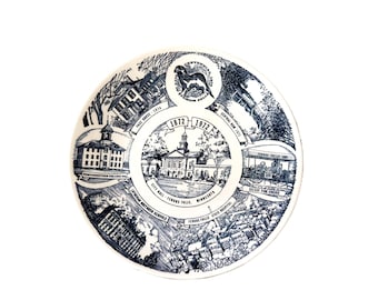 Assiette commémorative vintage bleu et blanc par Kettlesprings Kilns of Ohio, célébrant le centenaire 1872-1972 de Fergus Falls, Minnesota.