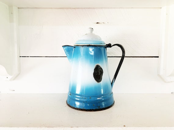 Rustikaler, mittelgroßer Wasserkocher aus blau-weißem Emaille im Landhausstil, Kaffeekanne aus blauem Emaille im Shabby-Chic-Stil