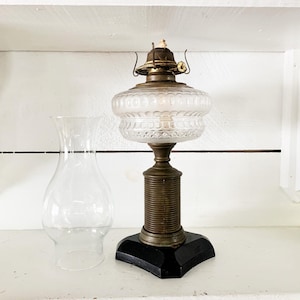 Antique Brass Base Pedestal Kerosene Oil Lamp Kerosene Lamp Kerosene Clear Frosted Glass Pedestal Oil Lamp with Globe Flip Top Burner