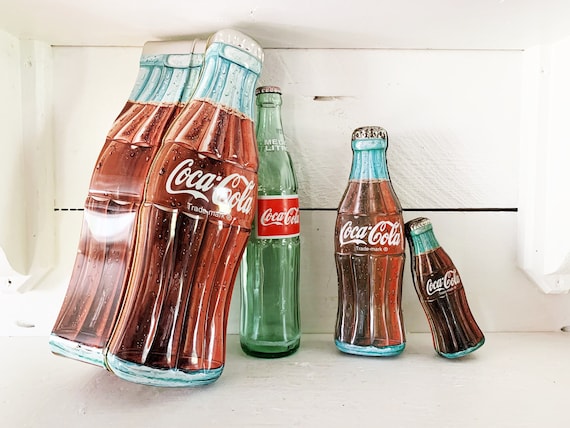 Vintage Trio von Coca-Cola-Dosen / große, mittlere, kleine Cola-Dosen /  große Coca-Cola-Glasflasche Zinn / Coke Erinnerungsstücke - .de