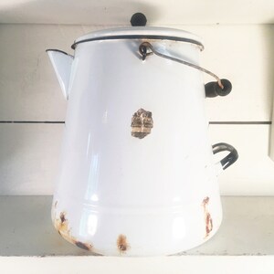 Pode incluir: Bule de café de esmalte branco com alça e tampa pretas. A bule tem um rótulo que diz "The Best Coffee Pot Made".