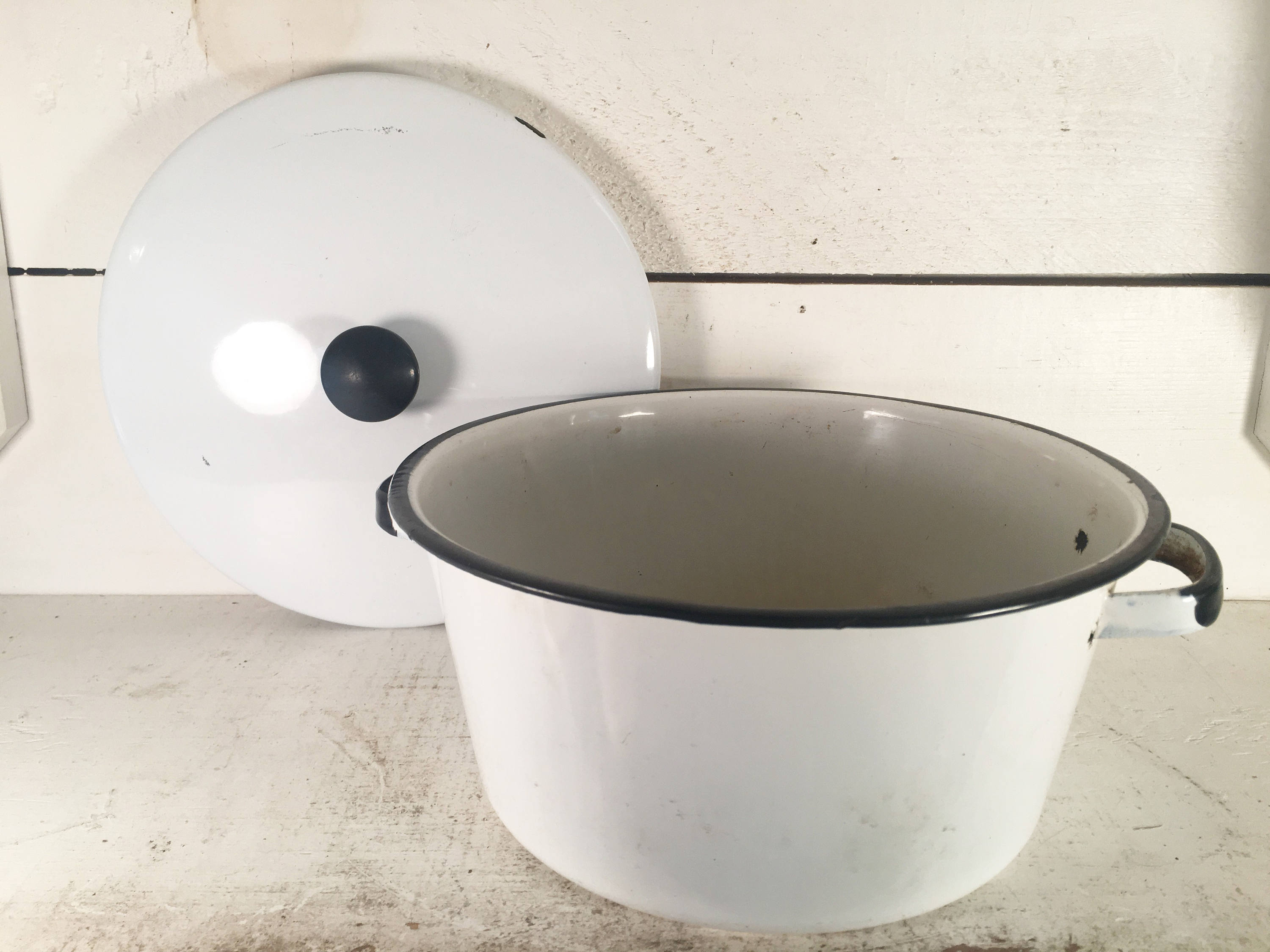 White and Black Trimmed Enamelware Stock Pot/Farmhouse Kitchen Enamelware Stock Pot with Original Lid/Shabby Chic Enamel Covered Pot