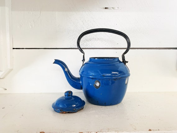Rustic Mid Sized Blue and Black Trimmed Enamelware Kettle  display picture 3