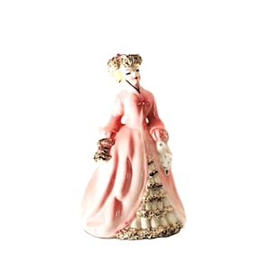 Elegante figura de porcelana victoriana vintage Enesco con forma de dama, vestido rosa, cuello de piel, detalles en relieve y pintada a mano. 6,5 pulgadas.