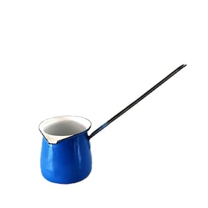 Peut inclure: Une cafetière en émail bleu vif avec une longue poignée noire fine et un intérieur blanc. La cafetière présente un corps arrondi, une large ouverture et un petit bec verseur sur le bord. L'extérieur est doté d'une finition bleue brillante.