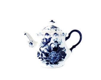 Bule de porcelana vintage azul royal e branco com borda floral em relevo azul e alça azul. Capacidade para 4 xícaras de líquido. Elegante e muito bonito.