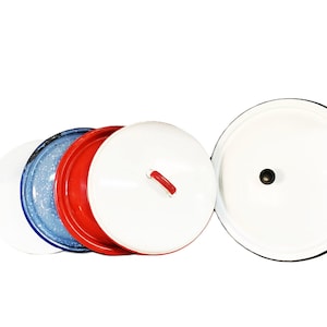 Puede incluir: Una colección de tapas de esmalte en varios colores. Las tapas incluyen blanco, azul moteado, rojo y una tapa blanca con un asa roja. Las tapas son redondas y tienen un borde negro.