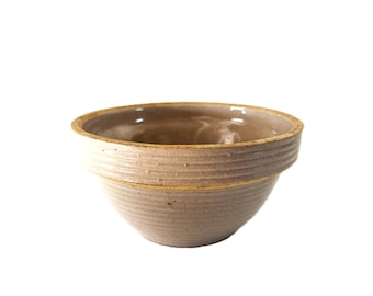 Bol de gres Monmouth Pottery antiguo con diseño de "colmena" o acanalado y marca de hoja de arce.