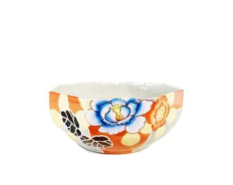 Bol grande de porcelana fina japonesa pintado a mano con forma octogonal y motivos florales asiáticos.