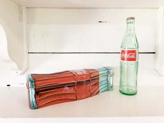 Vintage Trio von Coca-Cola-Dosen / große, mittlere, kleine Cola-Dosen /  große Coca-Cola-Glasflasche Zinn / Coke Erinnerungsstücke - .de