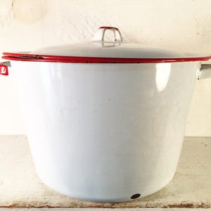 White and Red Trimmed Enamelware Stock Pot with Original Lid/Farmhouse Kitchen Enamelware Stock Pot/Shabby Chic Enamelware Cooking Pot & Lid